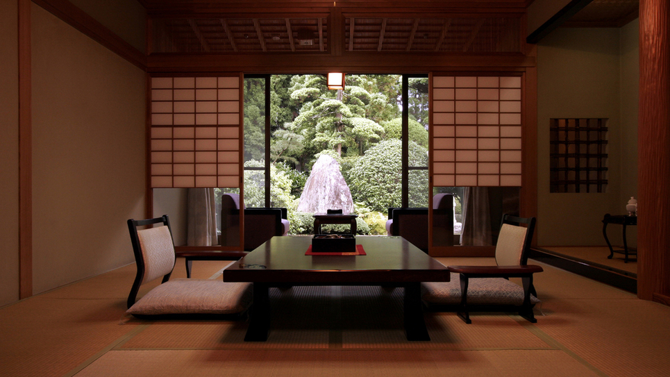 【翠月／数寄屋造り和室】静寂を映し出す日本庭園を眺める8畳+4畳の数寄屋造り和室です。