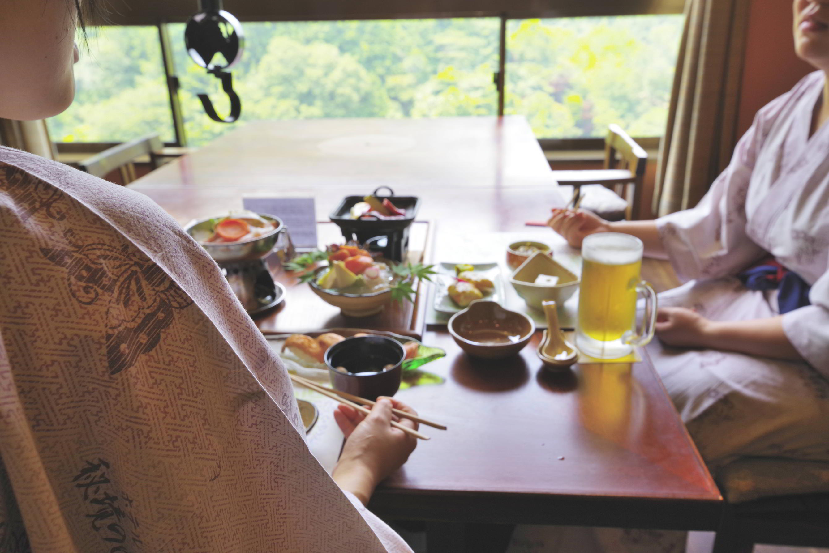 お料理は、秘境の景色を望むお食事処で（阿波さつき会席）