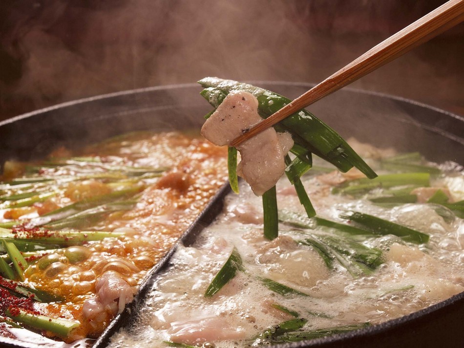源氏と平家の旗の色をイメージした源平牡丹もつ鍋