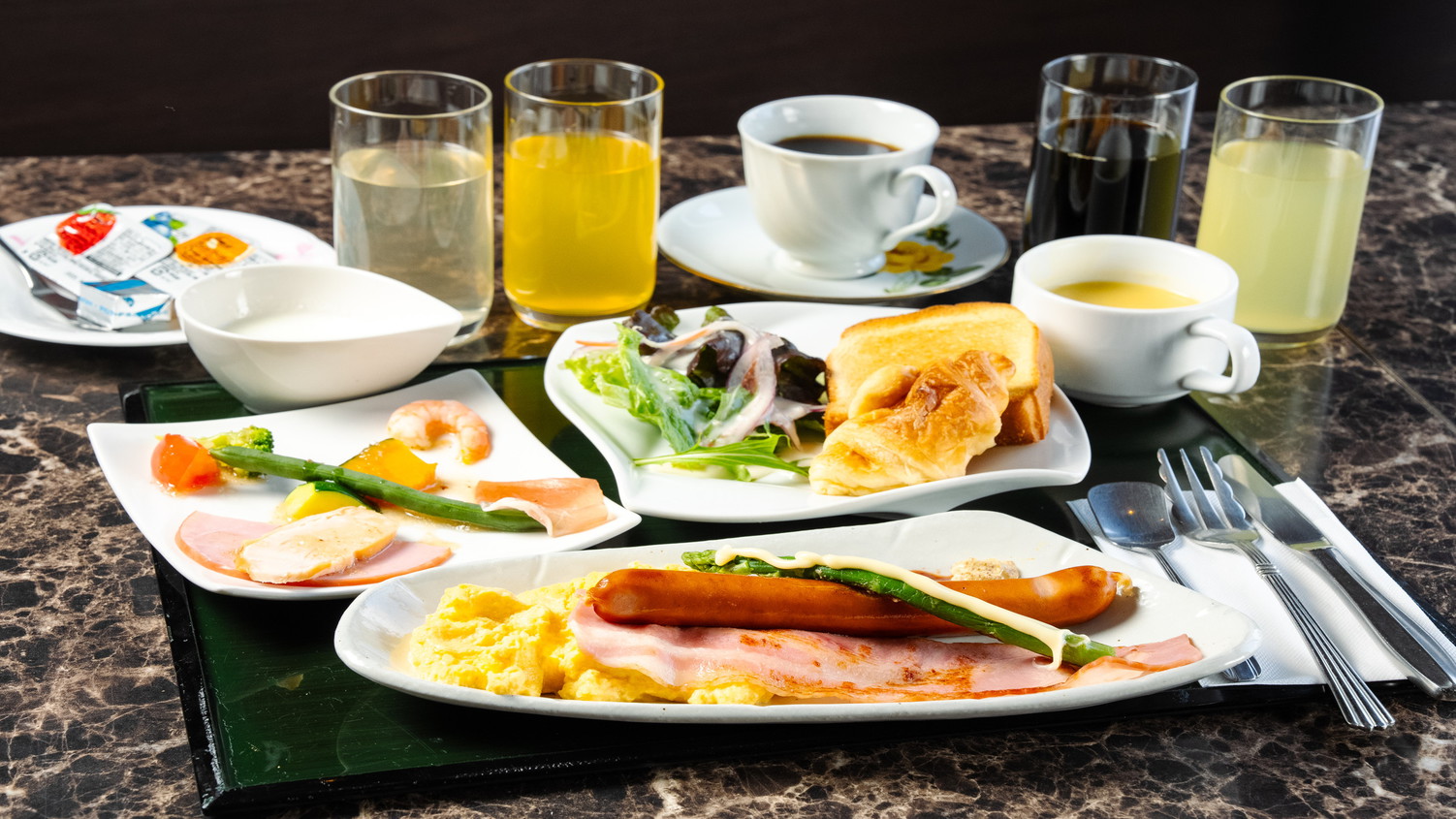 【朝食付】和洋選べる定食スタイル！一日の始まりはおいしい朝食から【アパは映画もアニメも見放題】