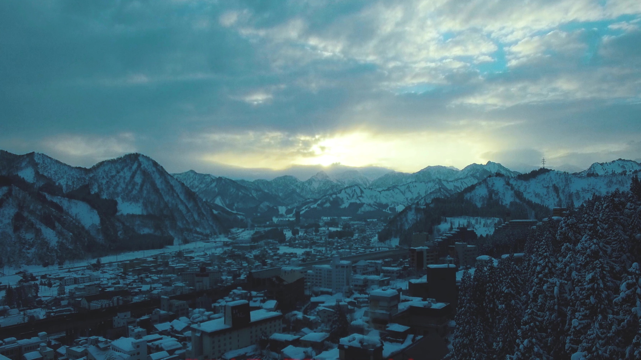 専【眺望】＜リバーサイド＞winterシーズンは雪景色の湯沢の町並みと上越国境の山々を望めます。