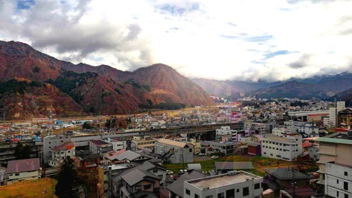 【ロケーション街側】高台にある当館は冬の湯沢町を一望できます。