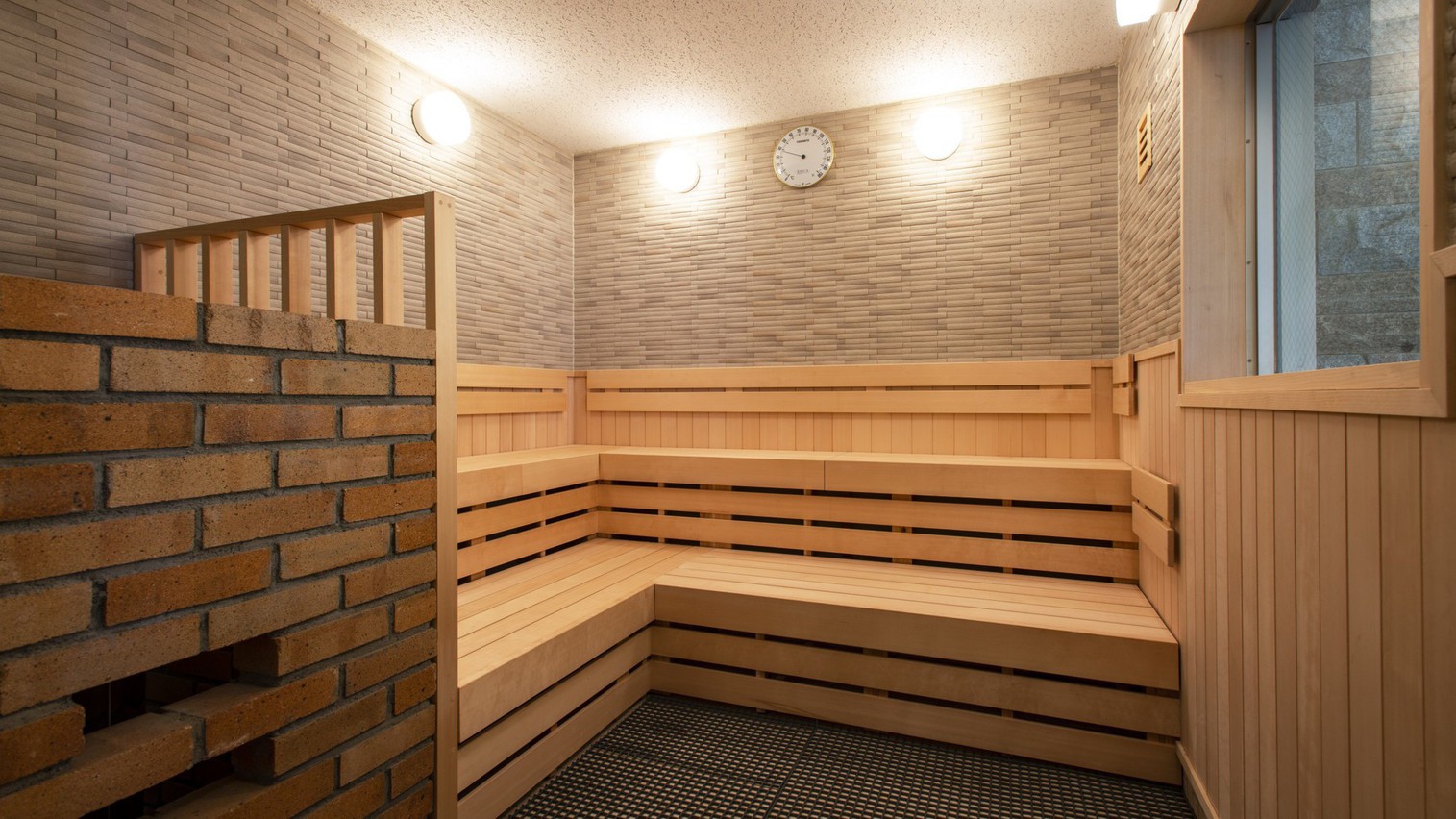 【男性大浴場】高級感溢れる美しい木目のサウナ室内。大柄の男性でもゆったり入れます（定員8名）