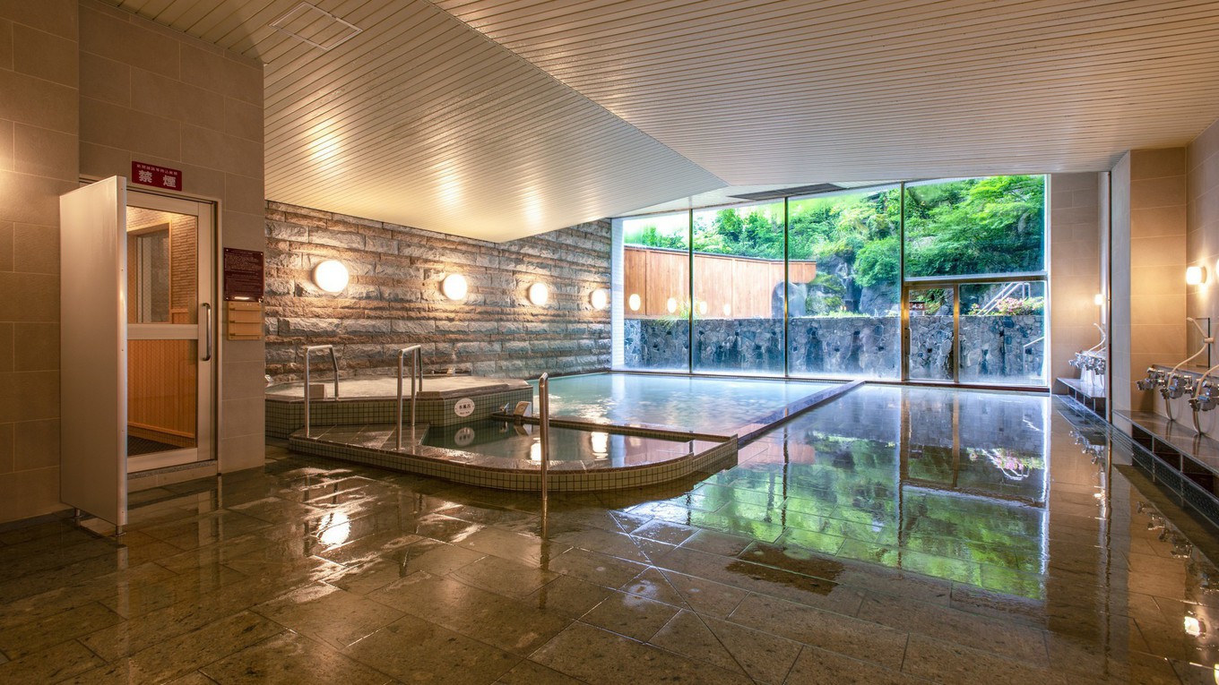 【男性大浴場】「青葉の湯」浴場内は清潔で明るく、洗い場も
