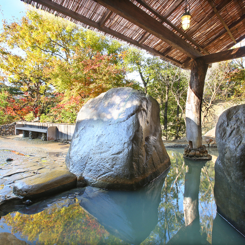 大浴場男湯露天風呂紅葉の頃