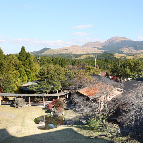 客室より阿蘇一望紅葉の頃