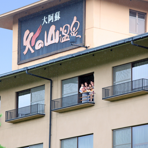 お部屋からは、阿蘇の山々や日本庭園を眺められます