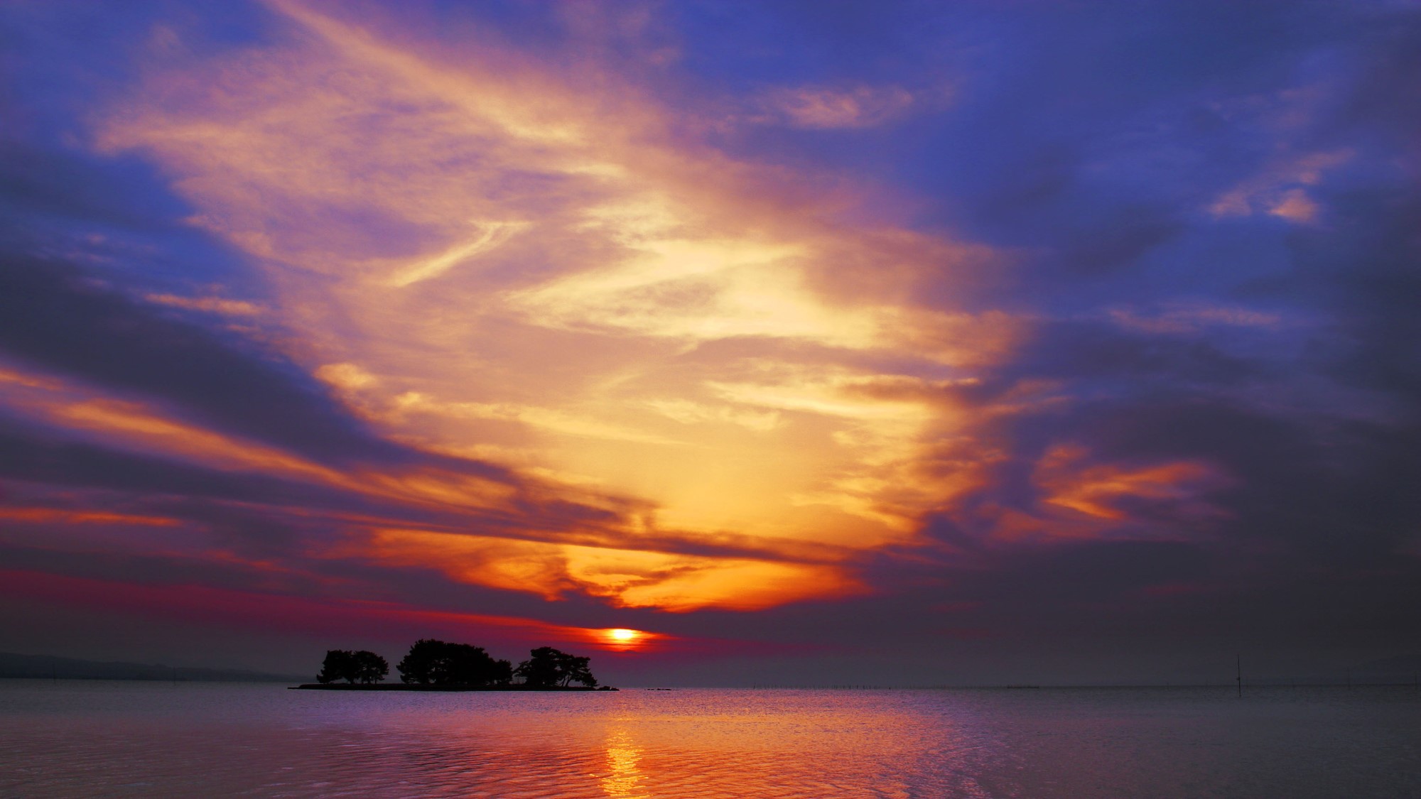 【宍道湖の夕日】日本夕陽百選にも選定されている「水の都松江」の象徴です