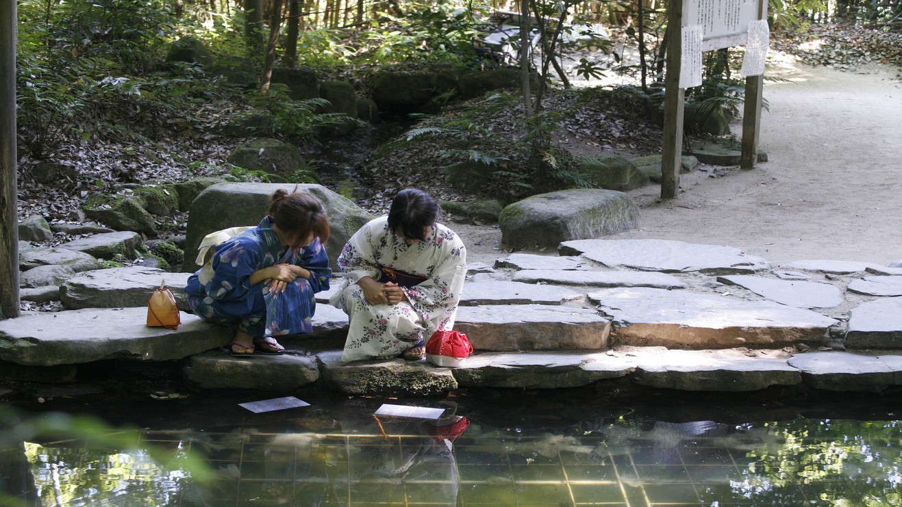 【八重垣神社】鏡の池占いは、硬貨を乗せた紙が早く沈むほど良縁に早く結ばれるそうです