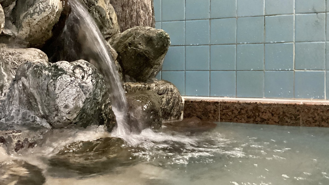 *【大浴場】pH9.72の強いアルカリ性の温泉は、古い角質を溶かしてつるつる美肌にしてくれます。