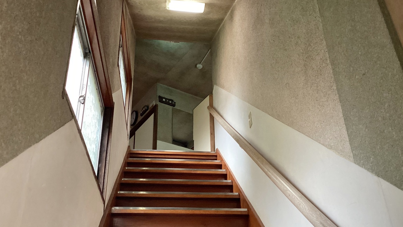 *【階段】別館／別館から大浴場へ降りる階段は狭く急な造りとなります。足もとにお気を付けください。