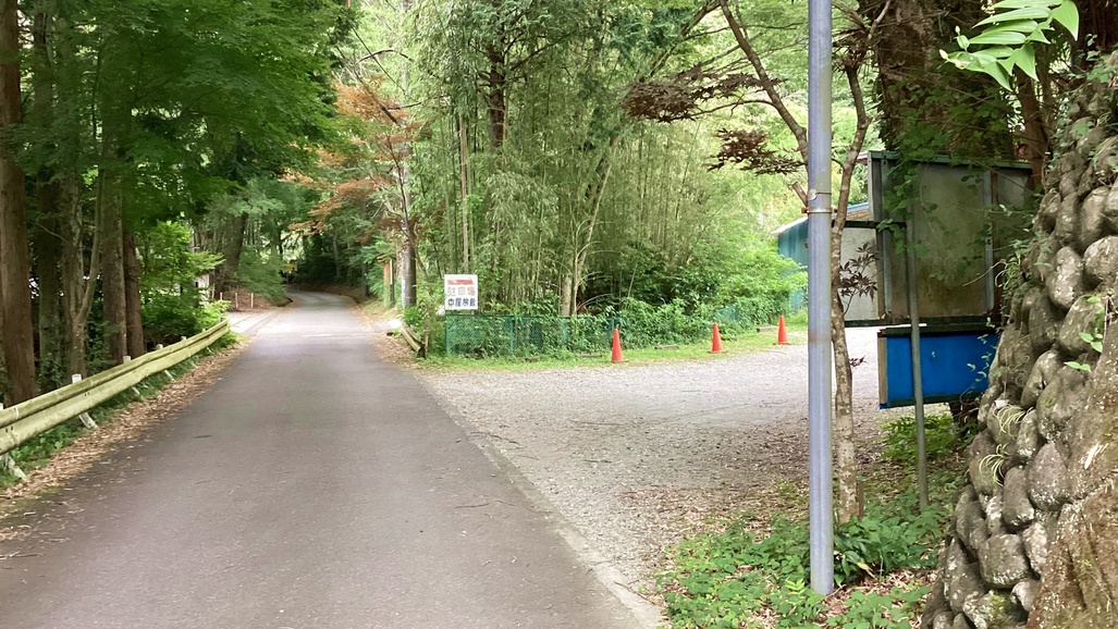 *【駐車場】旅館の前の道を少し先に行くと、右側に広い駐車場があります。