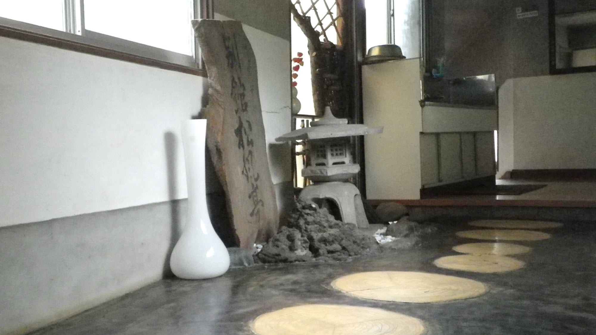 *【館内】所々に和風の小物が置かれた館内。