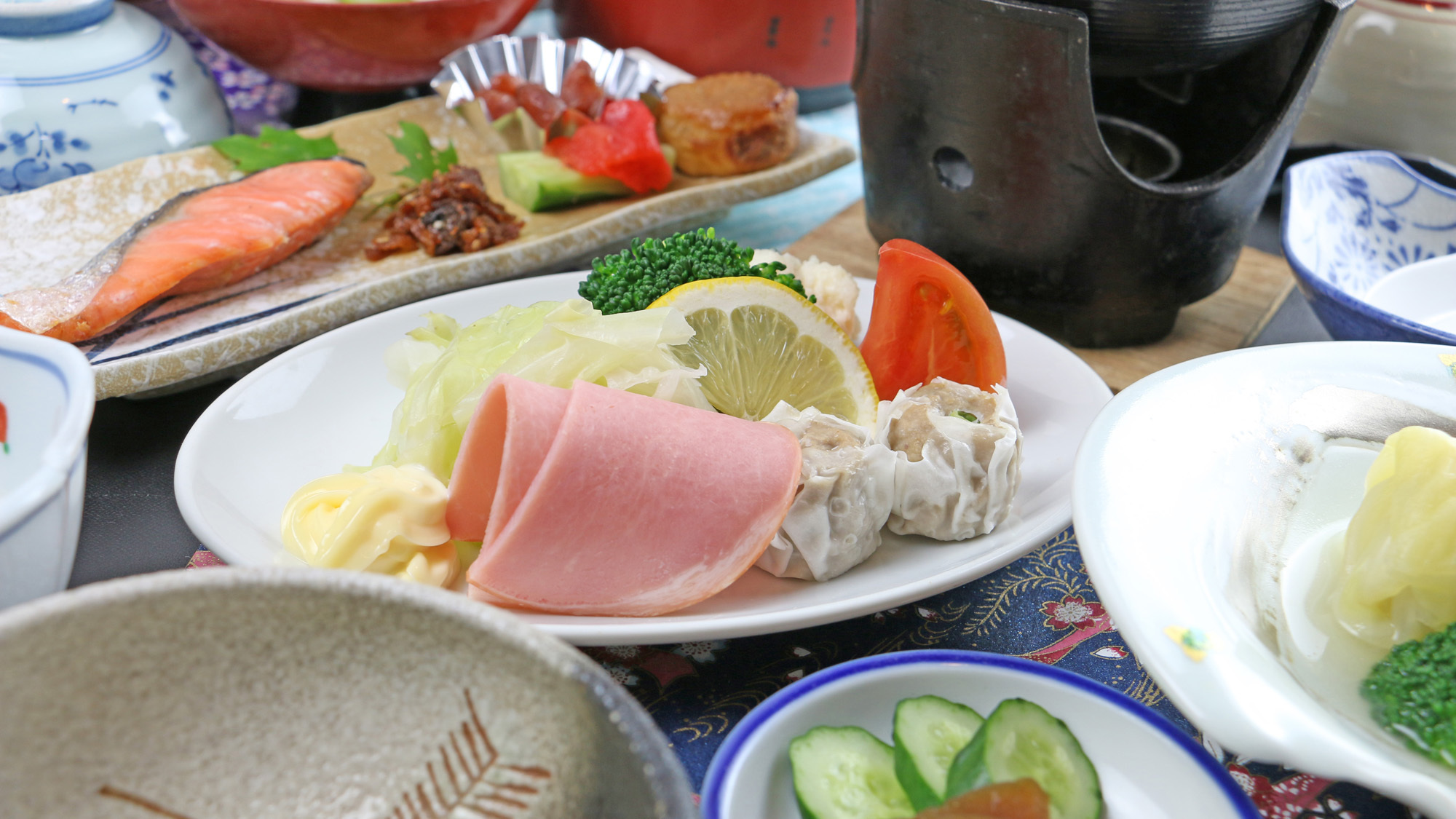 【ご朝食一例】ボリューム満点の朝食は湯豆腐やみそ焼きにも名物の湯波を使用しています。