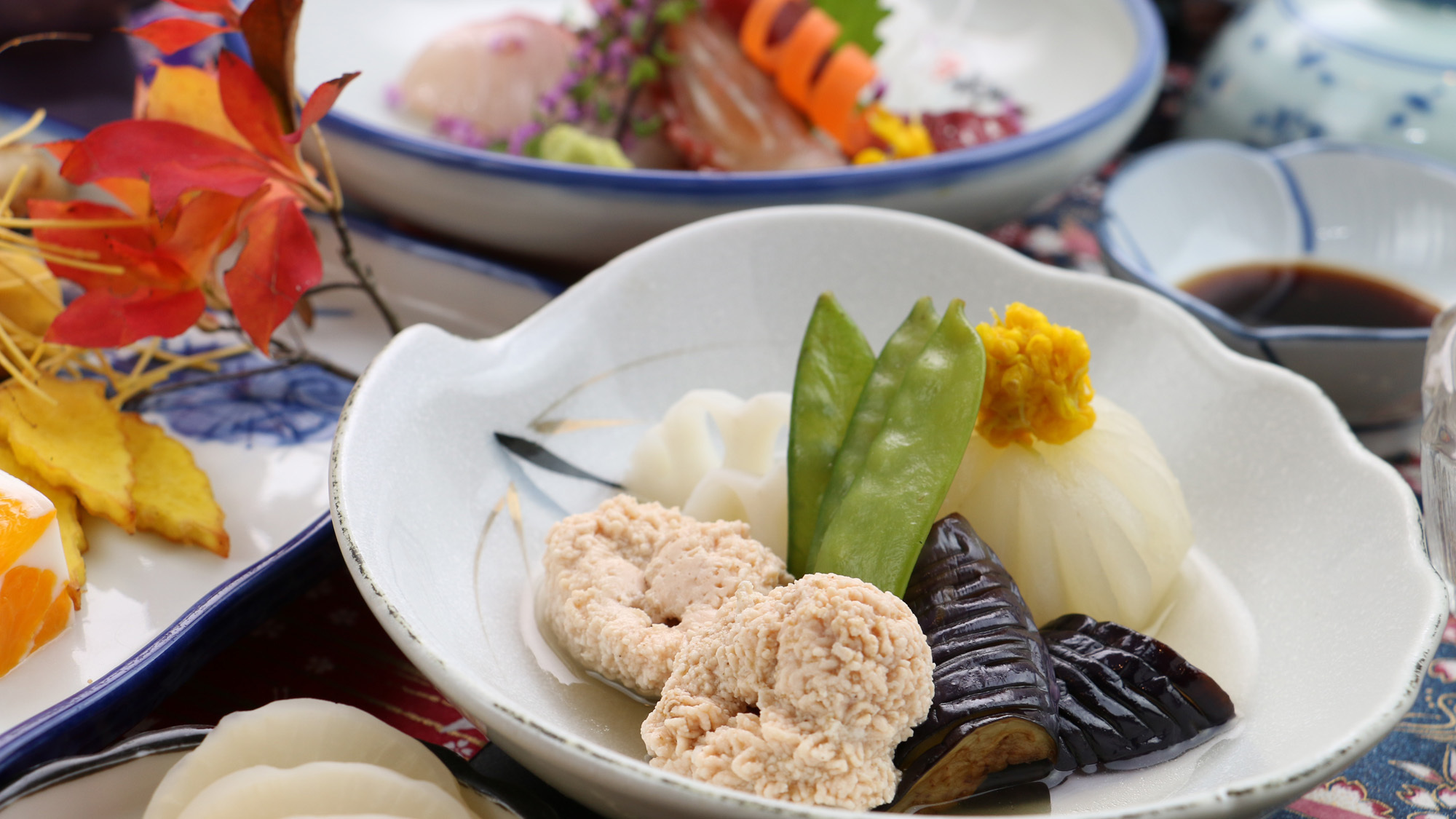 【ご夕食一例・グレードアップ】地元の旬の素材を使った四季折々の和食膳をお楽しみください。