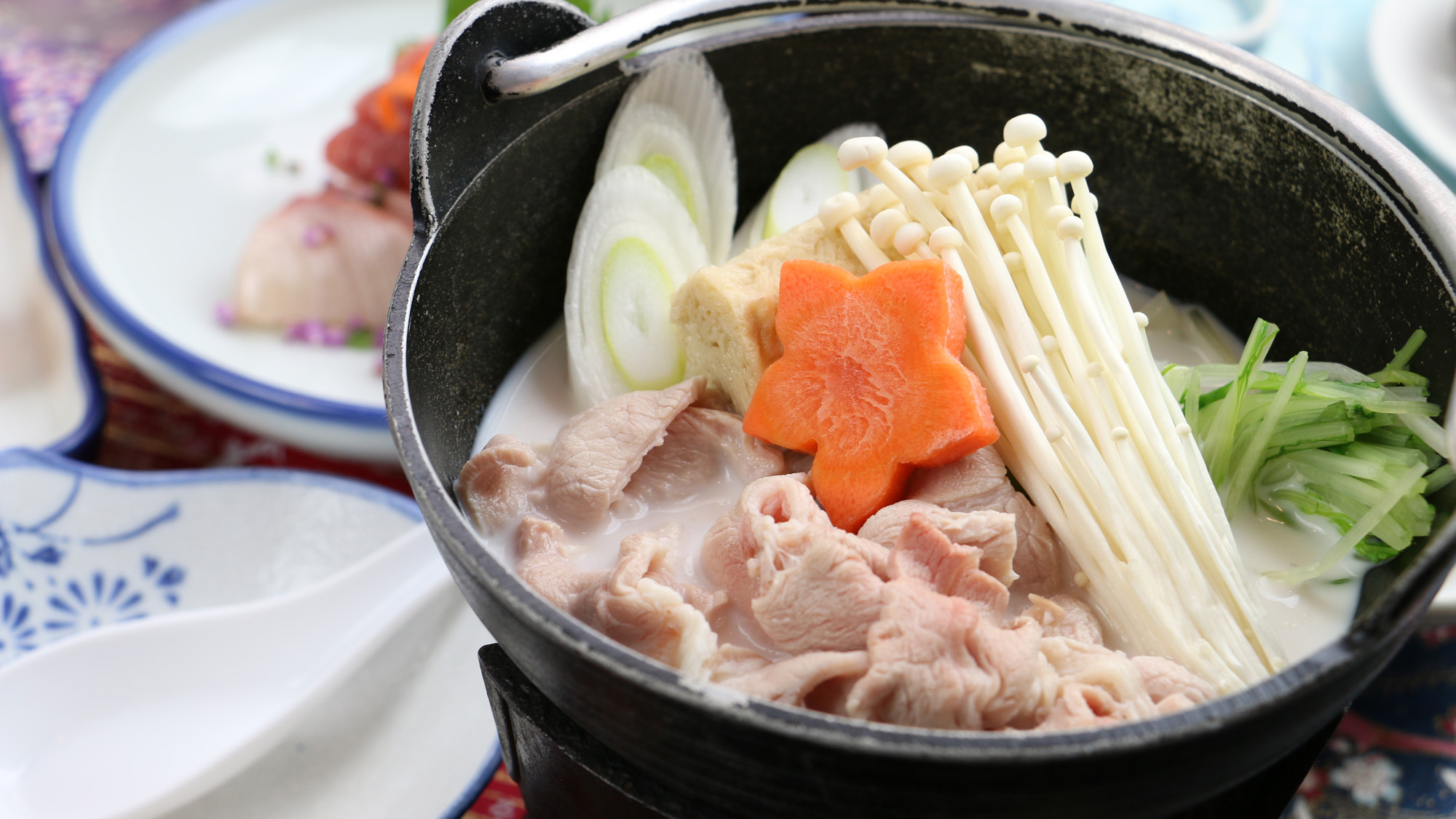 【ご夕食一例・グレードアップ】メインは季節により豆乳の鍋や陶板焼きに変わります。