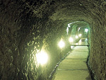 温泉へと続く洞窟の通路