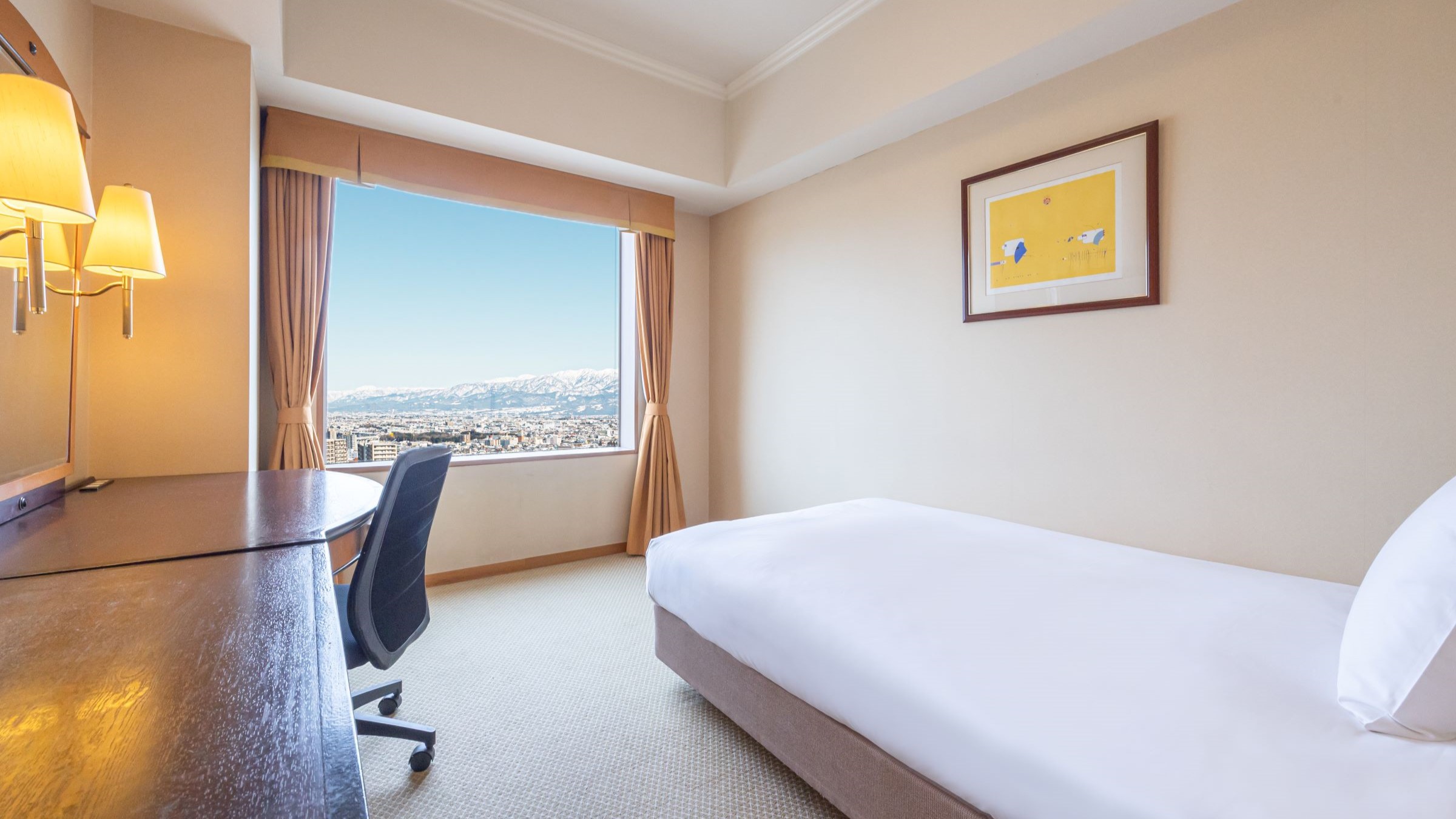 プレミアフロア（16階以上）のシングルルーム（お部屋の位置により、景色は異なります）
