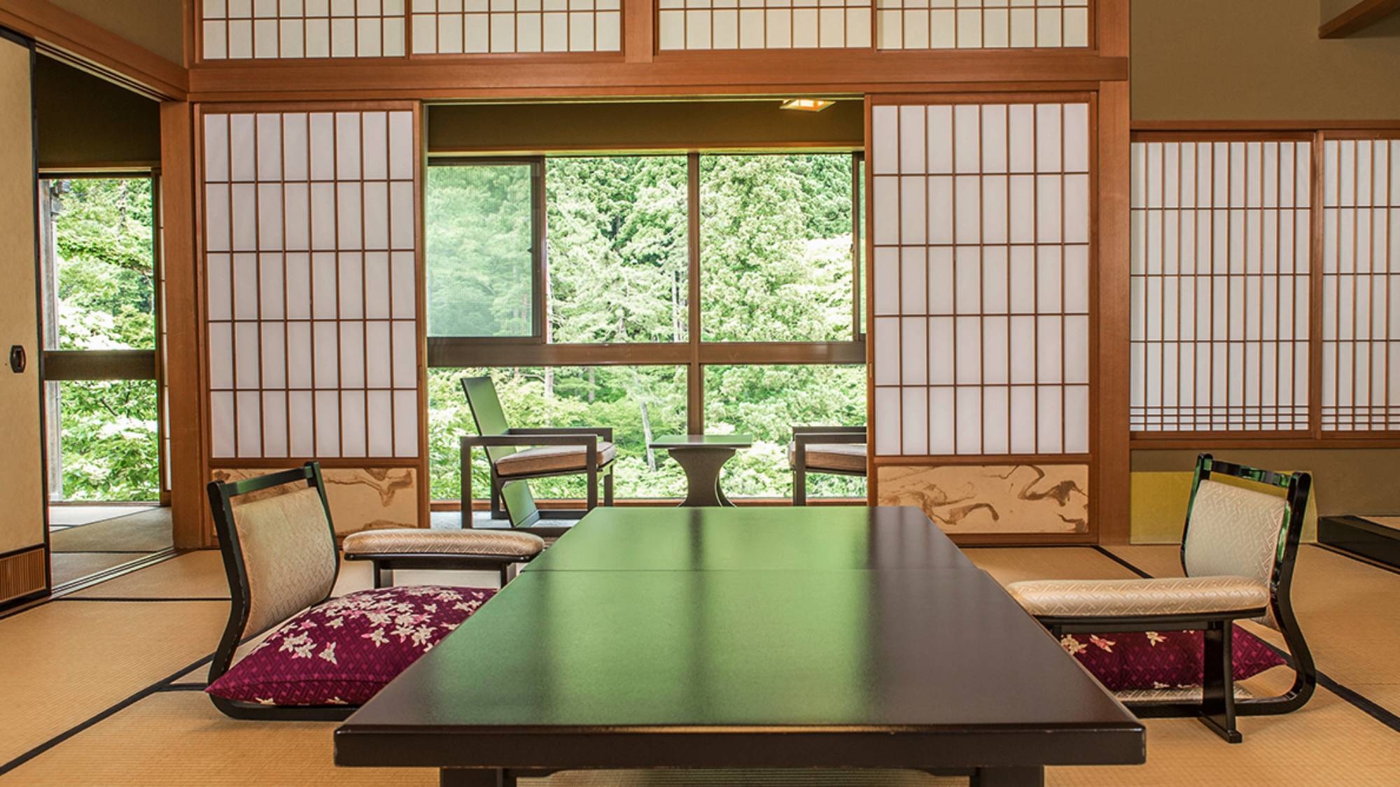 【一般客室】鶴仙渓から聞こえる川のせせらぎや、木々のさざめきが自然のBGMを奏でます。
