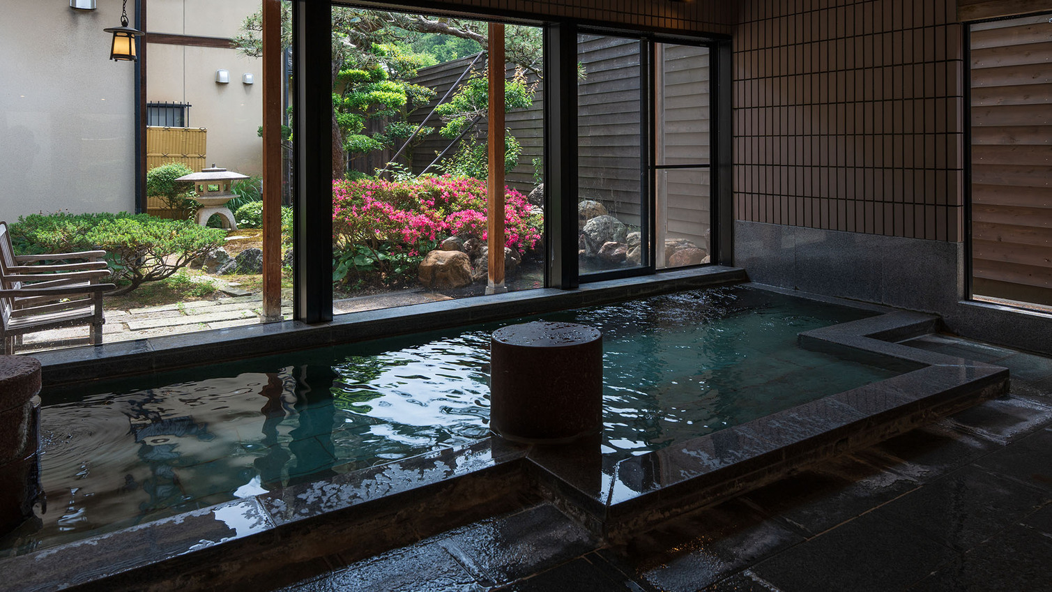 【展望浴場-初夏】四季の移ろいに合わせて色を変える景観を眺めながらご入浴ください