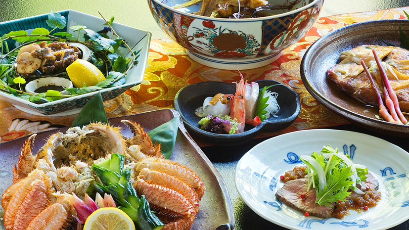 【極み懐石】ご夕食はもちろん、ご朝食にも贅を尽くす＿＿。食にこだわり抜いた旅をお楽しみ下さいませ。