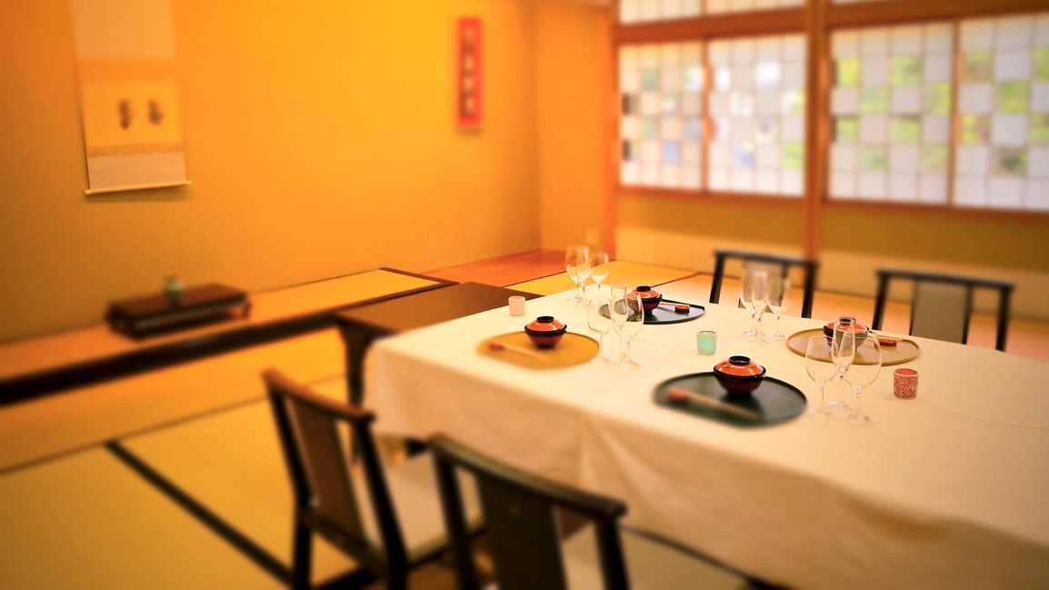 【広間でのお食事風景】人数に合わせてご用意いたしております