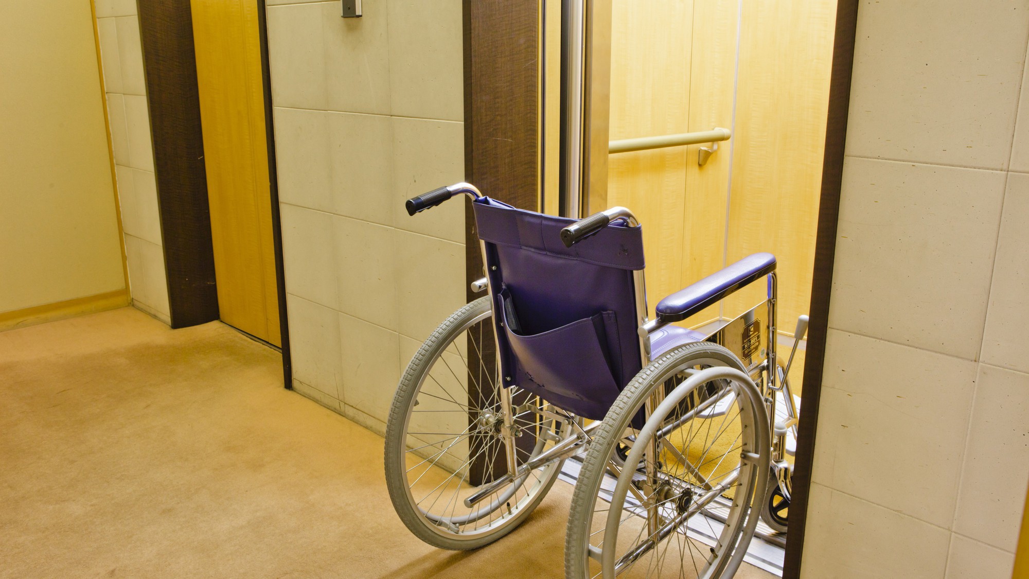 エレベーター入口“;どなた様にも快適なバリアフリーです”;