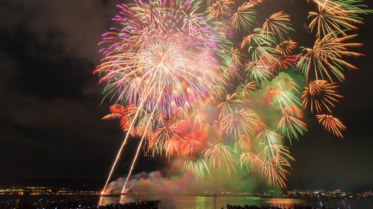 【花火大会】諏訪湖を彩る色鮮やかな花火(※大会)