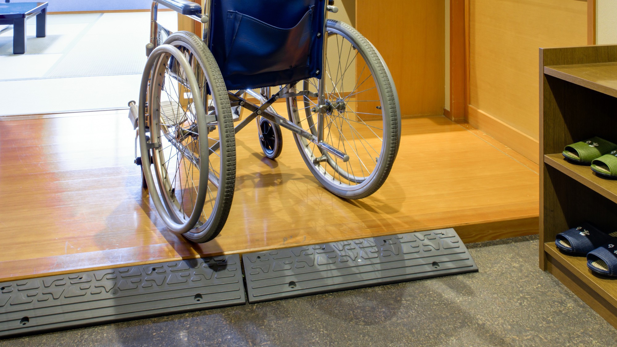 【和洋室】バリアフリー：客室入口：車イスでもお入りいただけます