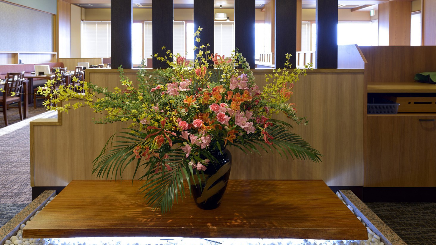 レストラン「妙菜庵(みょうさいあん)」入口季節のお花