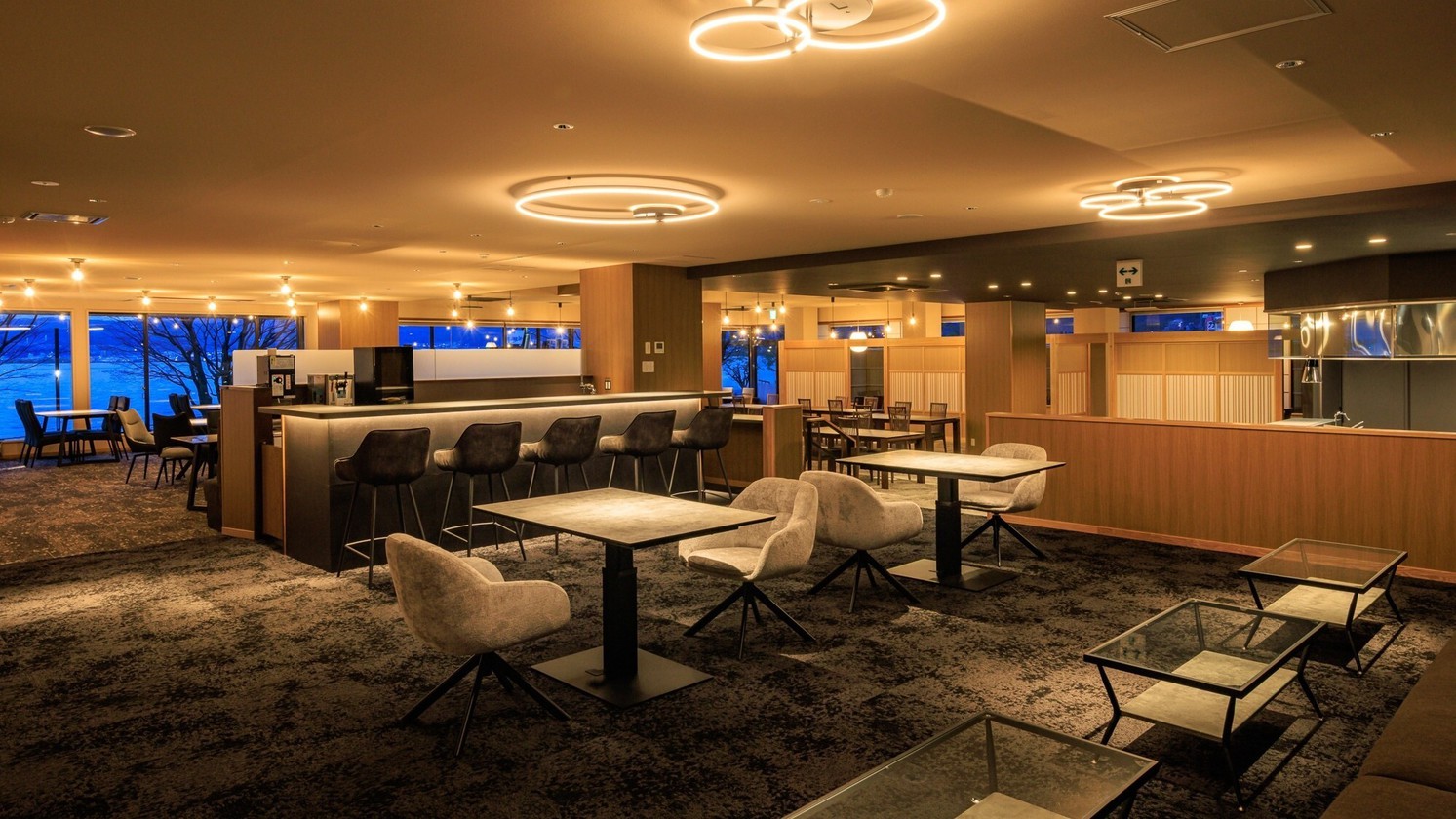 2階：レストラン・バーラウンジ