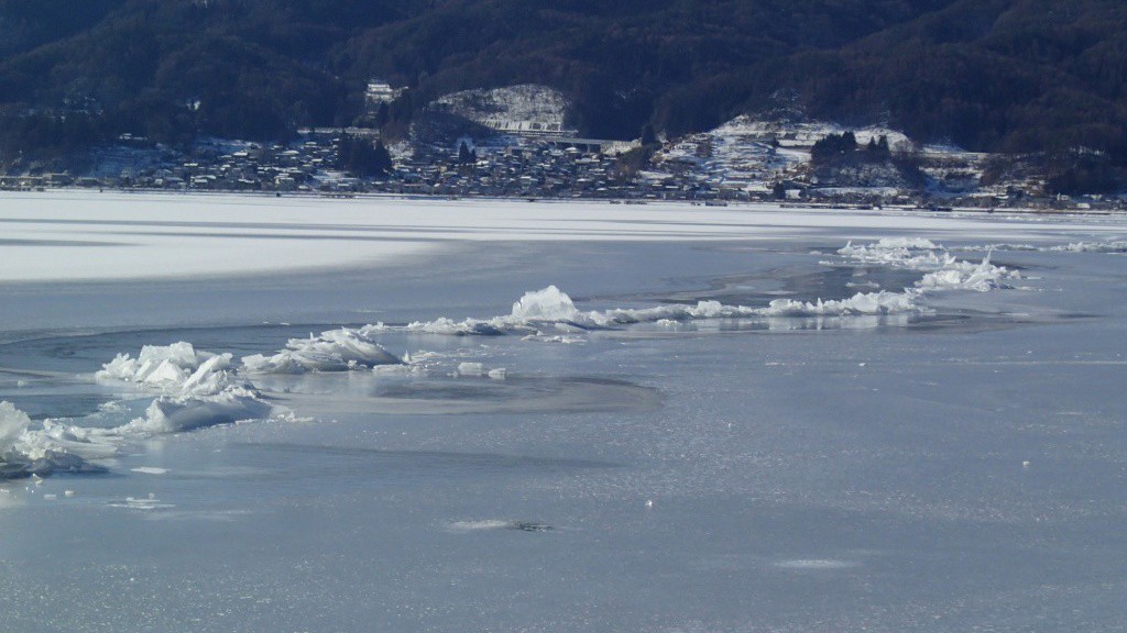 平成30年(2018年)諏訪湖【御神渡り】(撮影:2月7日:諏訪湖温泉旅館組合)