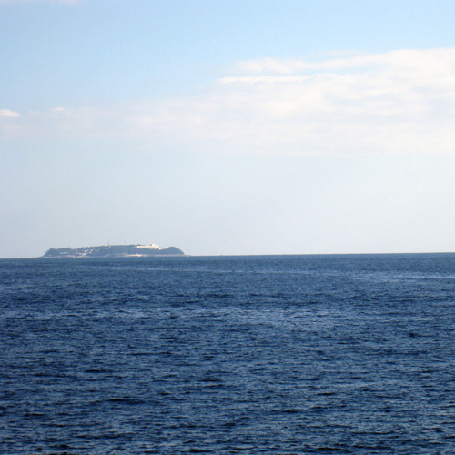 海に浮かぶ初島