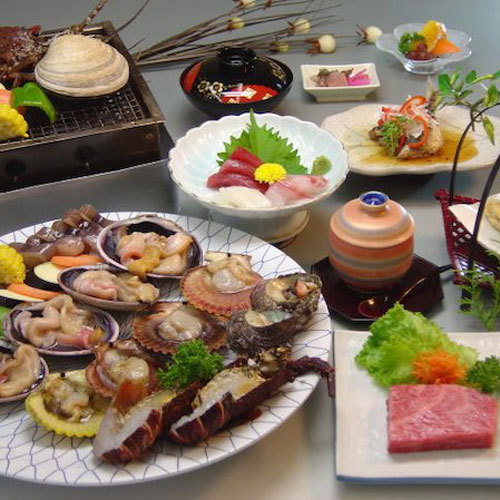 熊野牛ステーキ+磯焼き付きプランの夕食です。お肉も海鮮も両方堪能したい方に！
