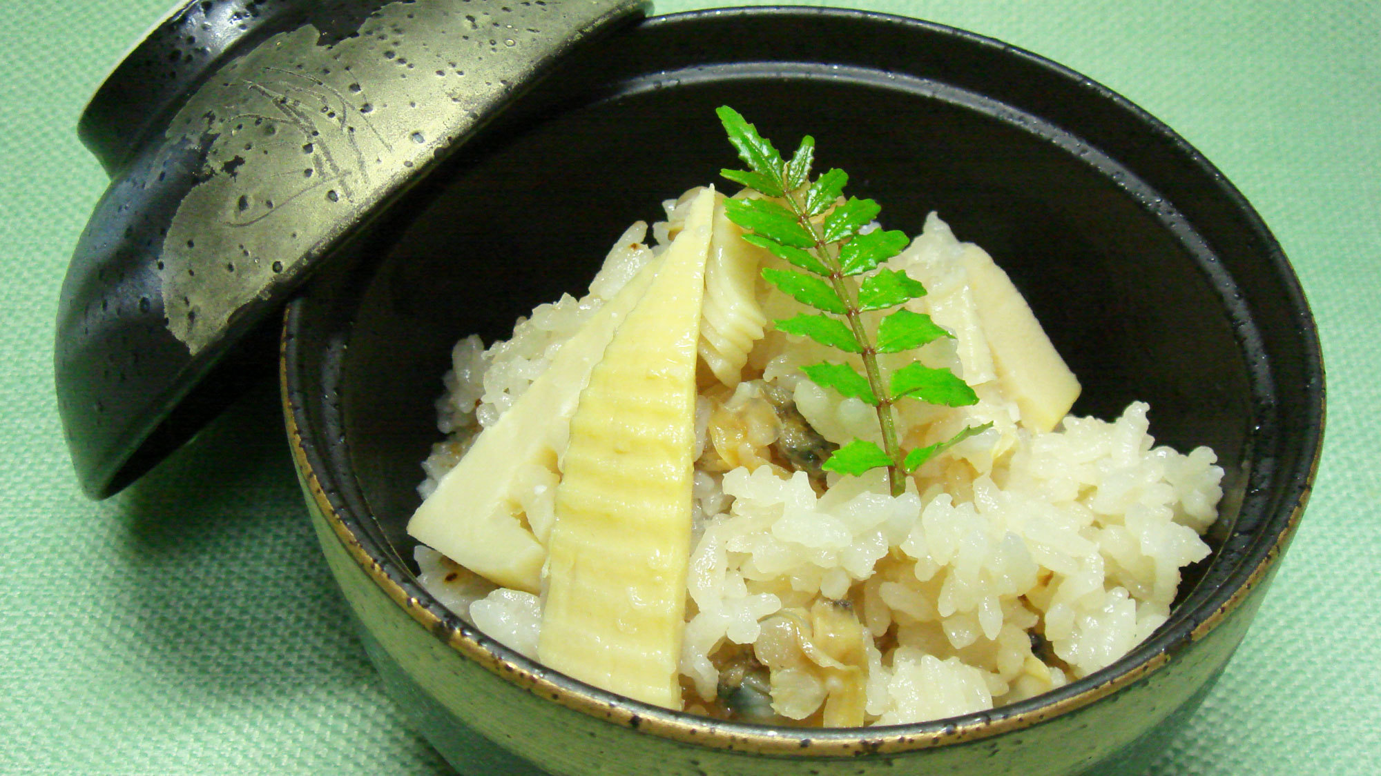 【夕食一例】地元で穫れたお米や旬の野菜を生かした和食中心の素朴なメニュー