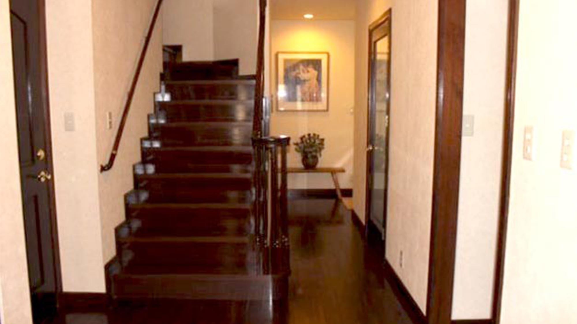 ・エントランス／客室へはこちらの階段から2階へお上がりください