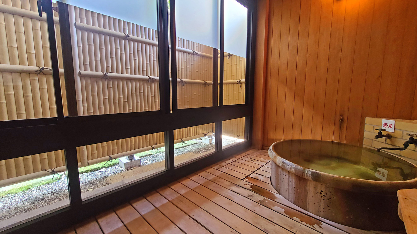 【半露天風呂付客室】新館和洋室のお風呂です