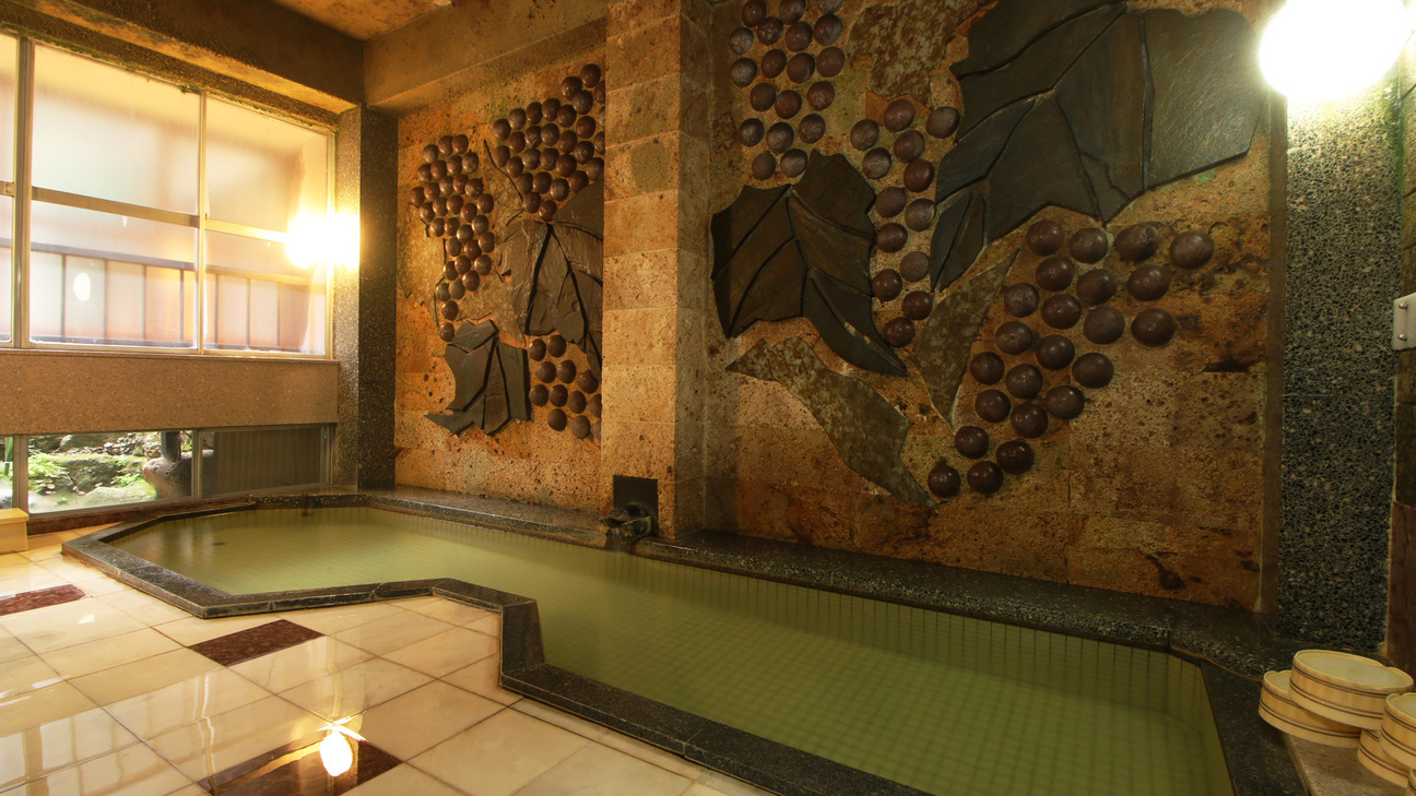 【ぶどう風呂】壁面にぶどうのオブジェがあしらわれた大浴場です  