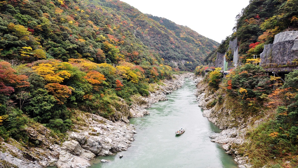秋の大歩危峡「当ホテルから徒歩圏内（約２分・２００ｍ）」