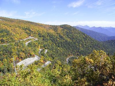 秋紅葉の乗鞍エコーラインと穂高連峰
