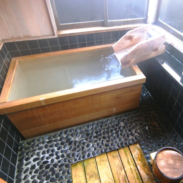 【客室】離れ「英五郎の間」には専用のお風呂がついています