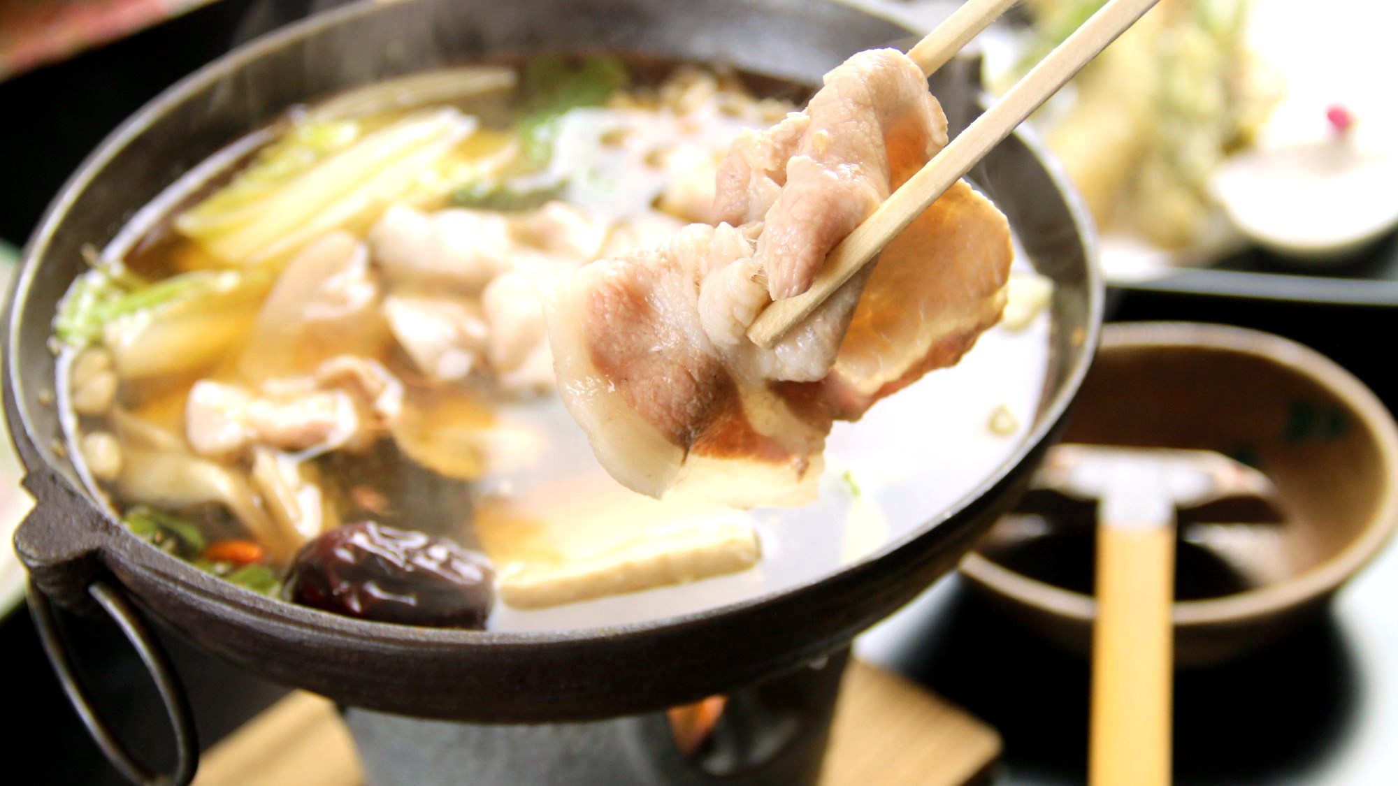 忠治薬膳鍋能豊かなスープでじっくり野菜を煮込み、最後にもち豚を入れます。