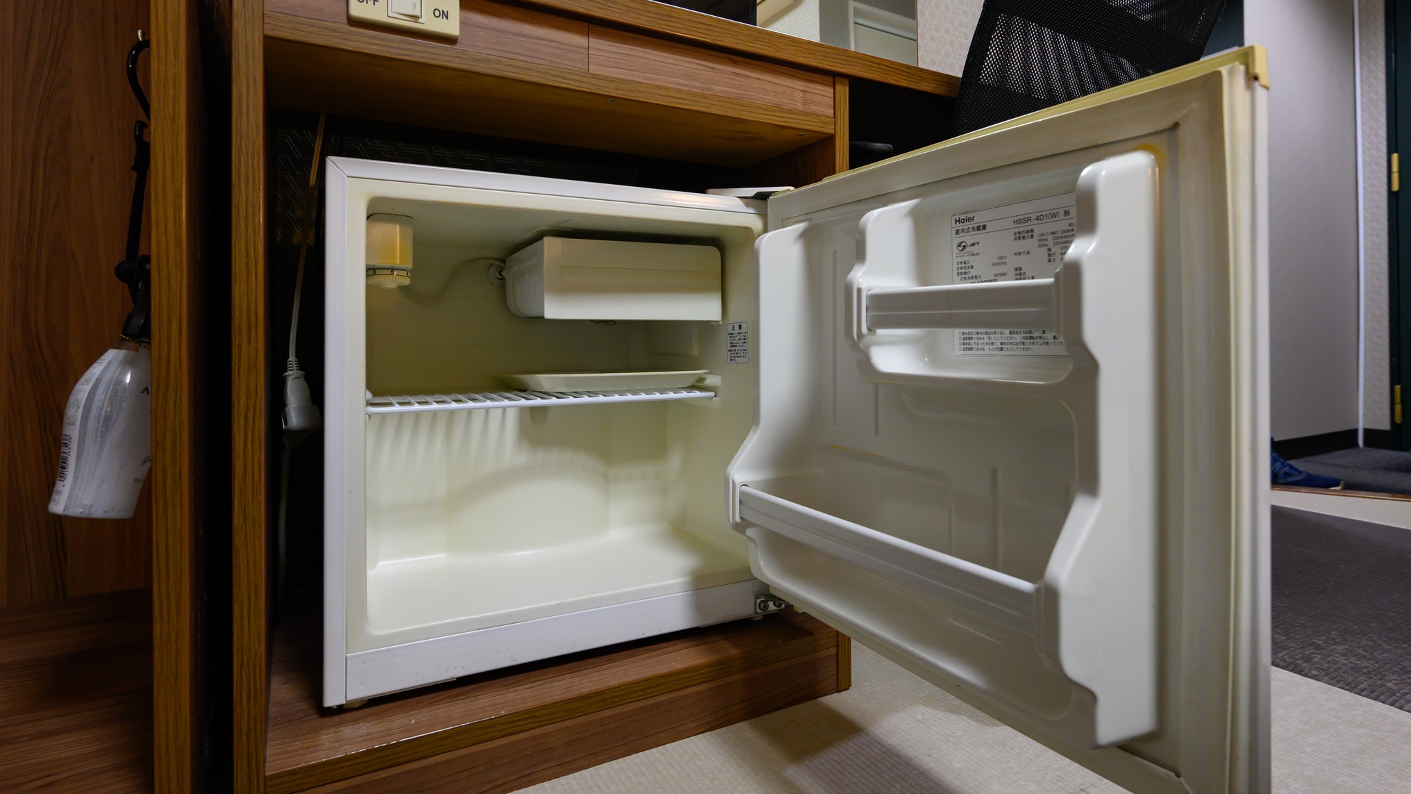 【客室】冷蔵庫お部屋に備え付けがございます。