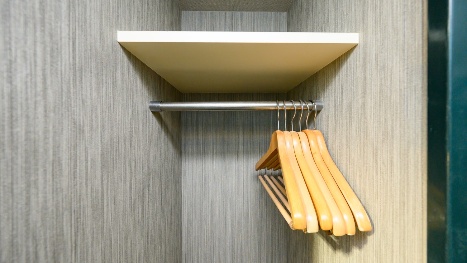 【客室】ハンガーお部屋に備え付けがございます。