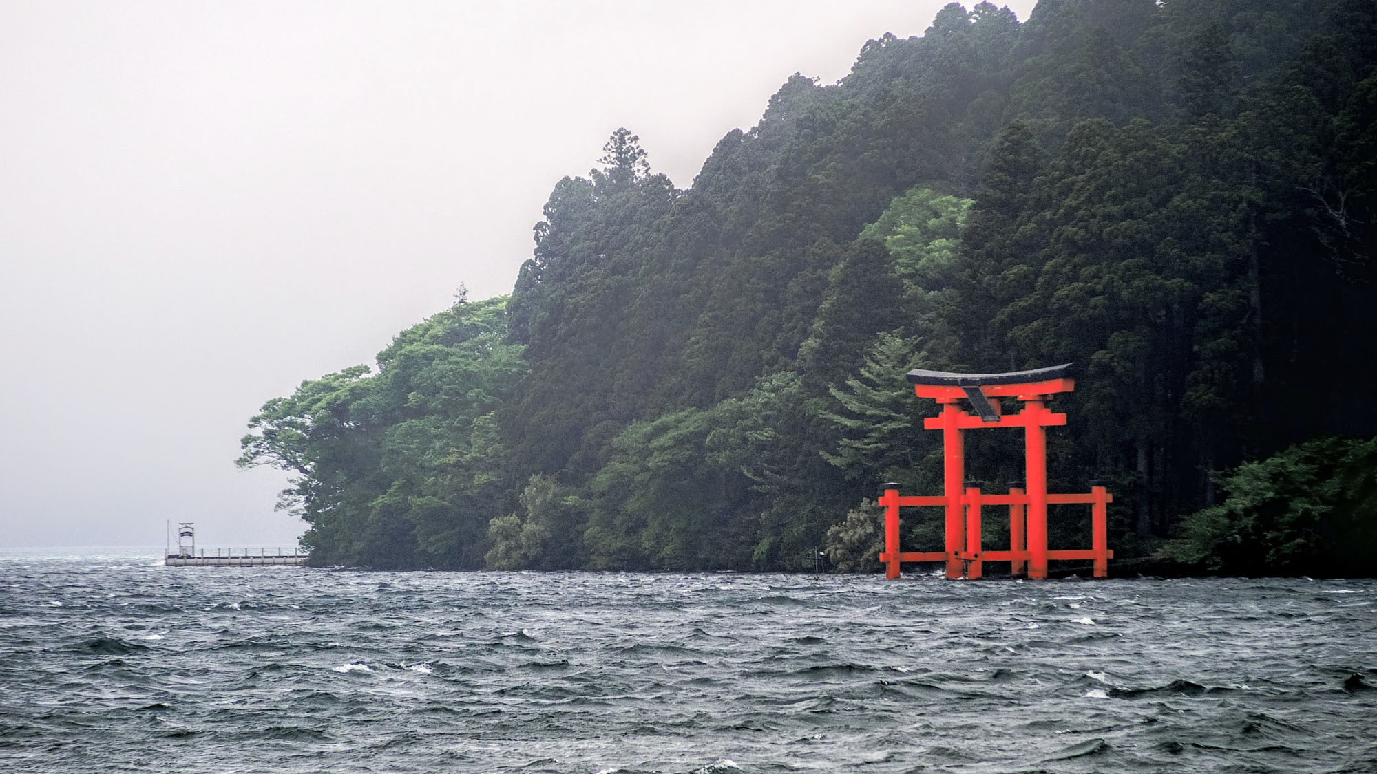 芦ノ湖平和の鳥居箱根の中でも？インスタ映え”;スポットとしても人気の箱根神社の水中鳥居