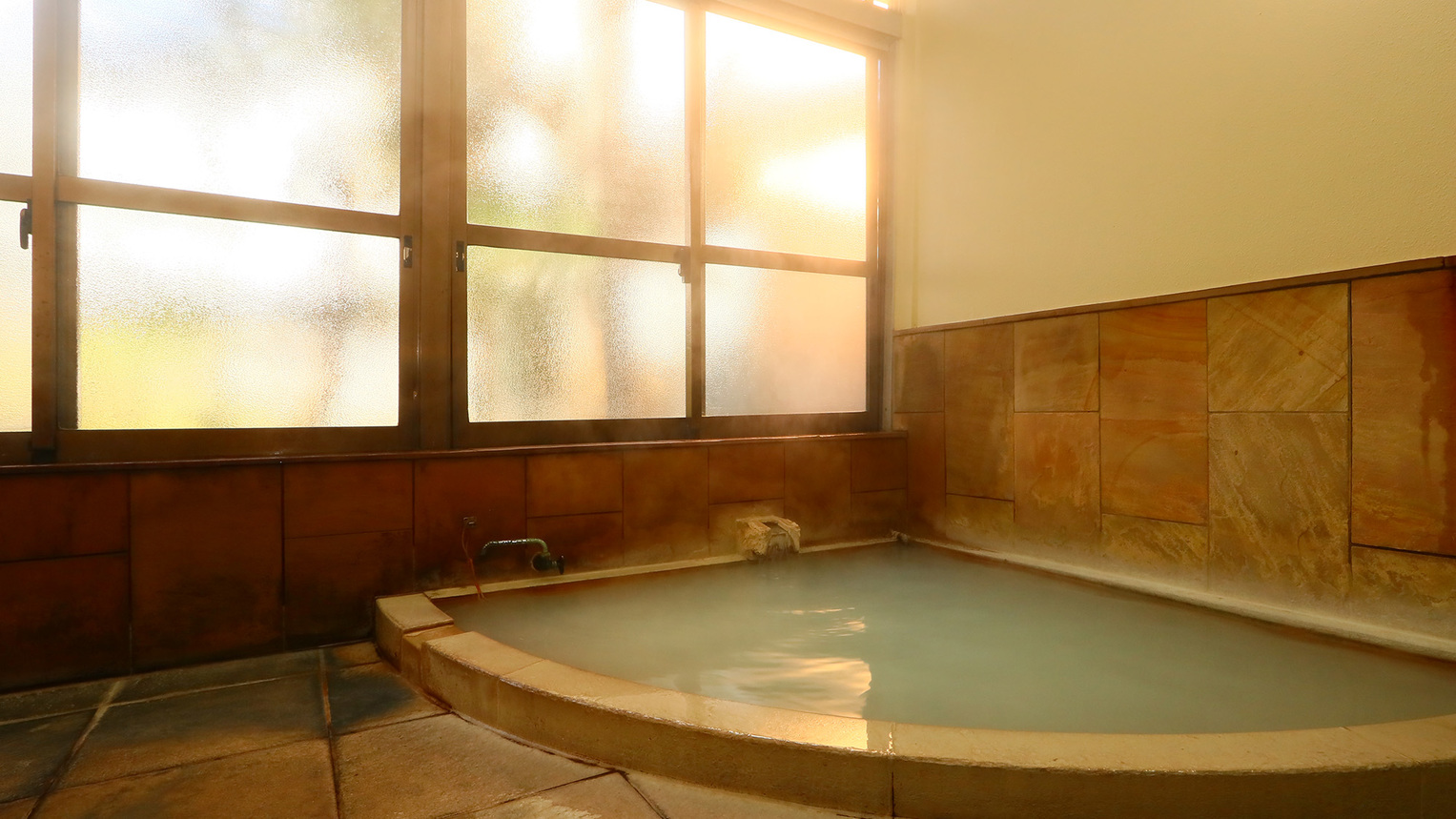 風呂大涌谷のにごり湯硫黄温泉は疲労回復や美肌づくりに効果的で保温効果も抜群です。