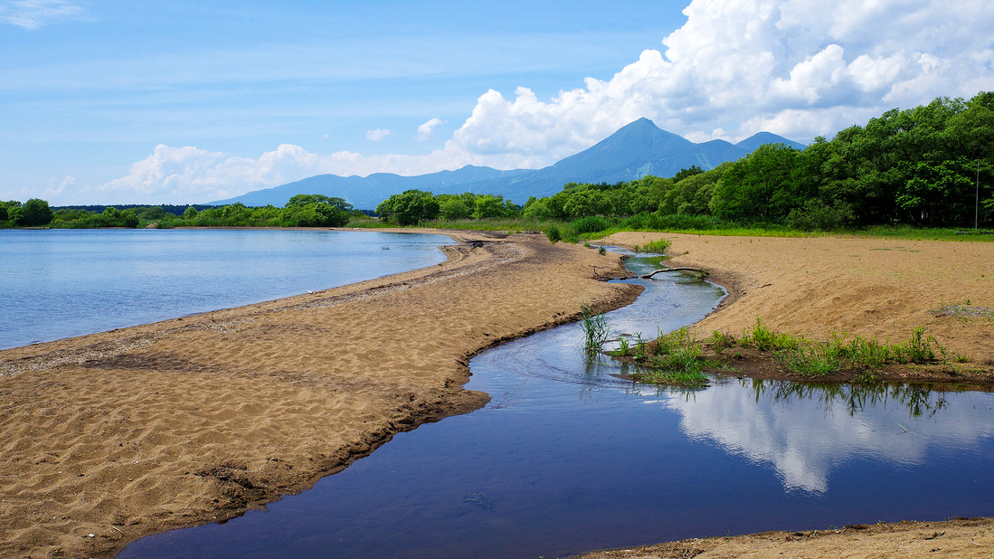 磐梯山（志田浜から）