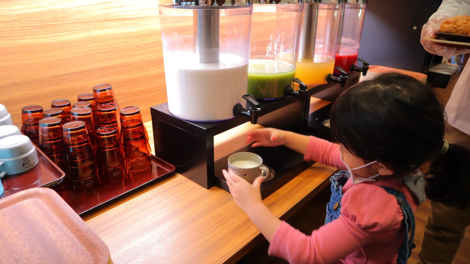 親子の楽しい朝食風景