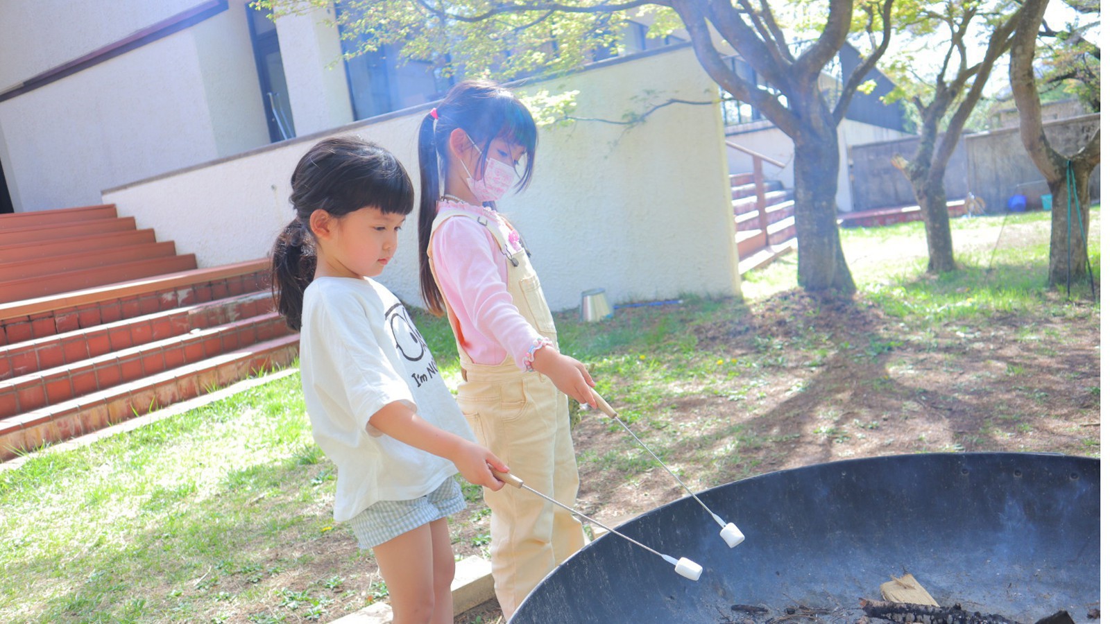 焚火で焼きマシュマロ体験