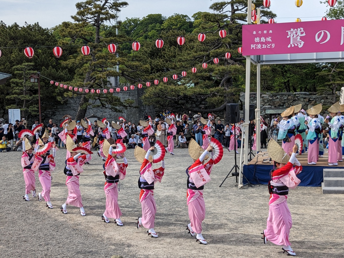 徳島城阿波おどり2024（鷲の門広場）輪踊り (2)